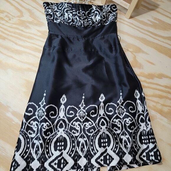 ‎White House Black Market Strapless Cocktail Dress - Picture 8 of 13